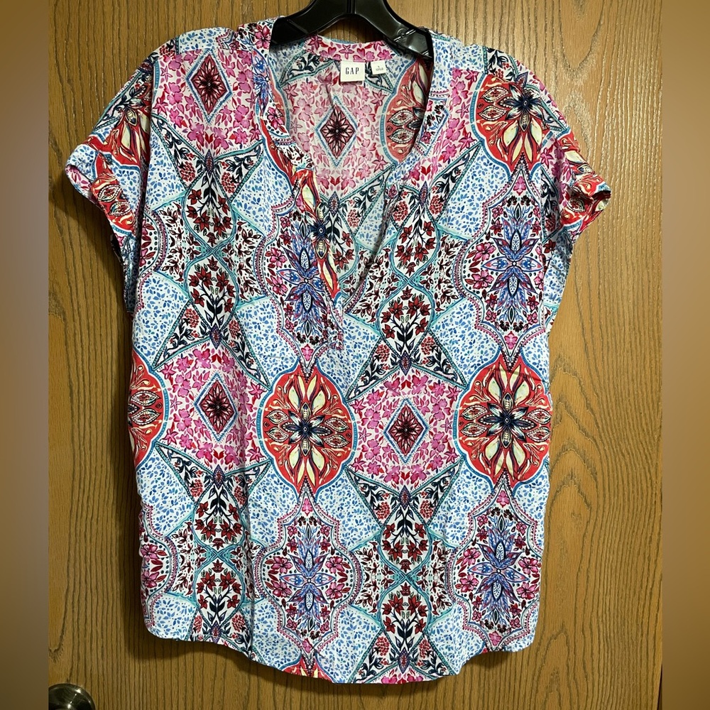 GAP Vibrant Patterned Blouse with V Neck and Short Sleeves